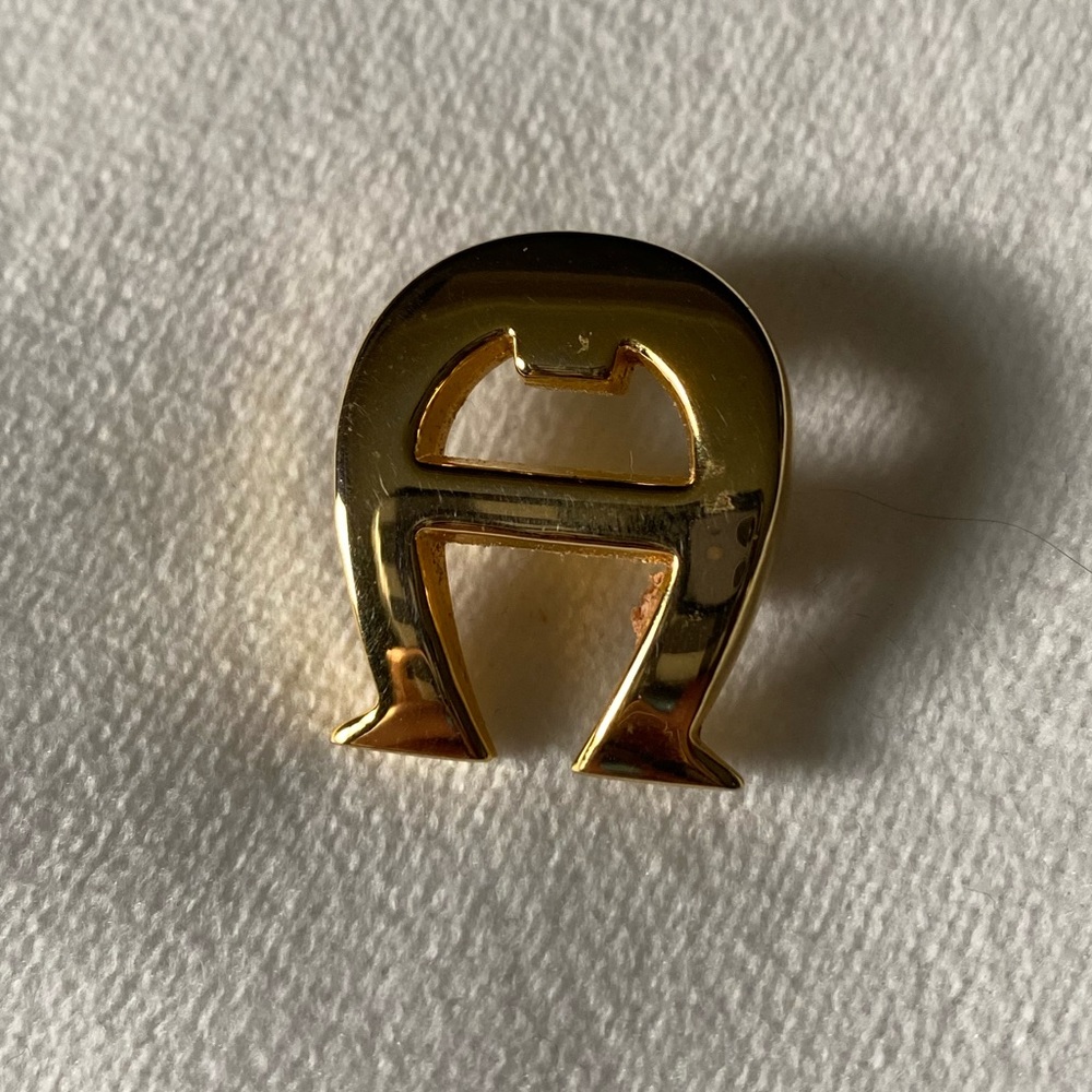 Etienne Aigner pin